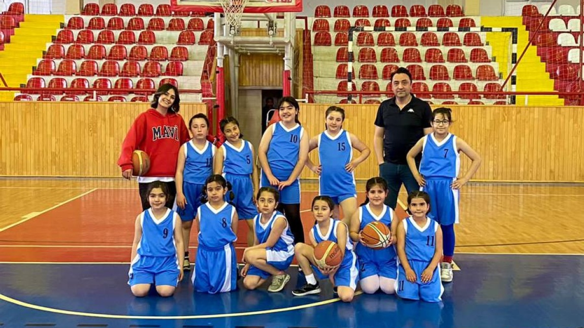 Sivas Okul Sporları basketbol turnuvasında okulumuzu başarı ile temsil eden kız ve erkek takımı öğrencilerimizi kutlarız.