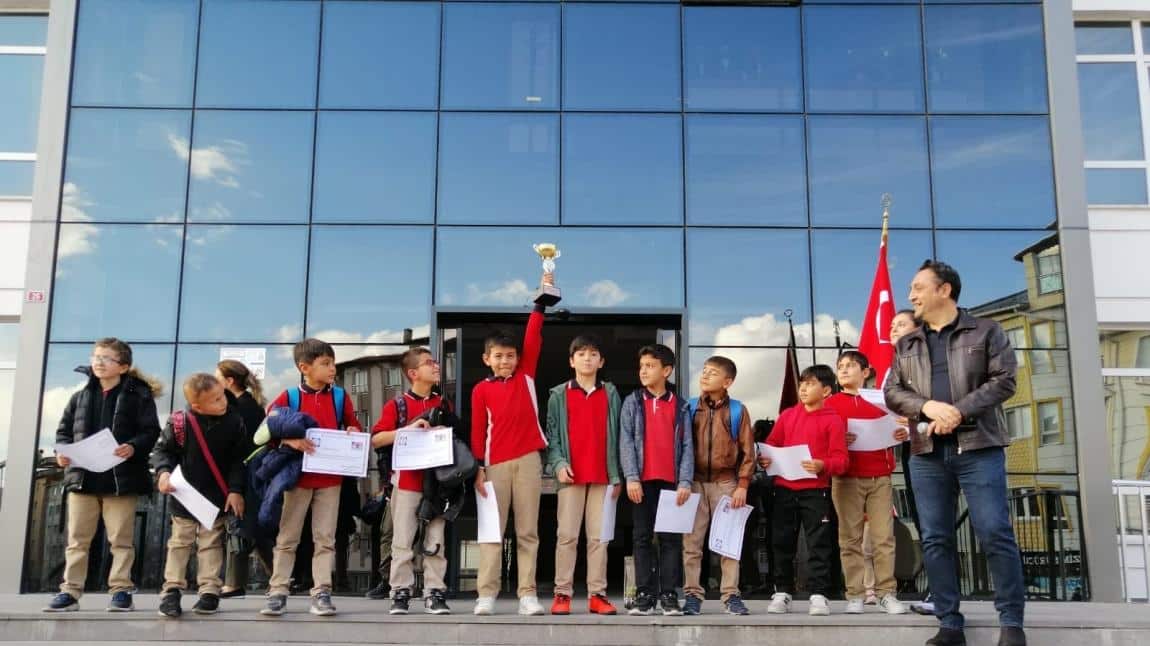 Sportif ve akademik yarışmalarda dereceye giren öğrencilerimiz okul müdürümüz Ömer Faruk Erdoğan tarafından ödüllendirildi.