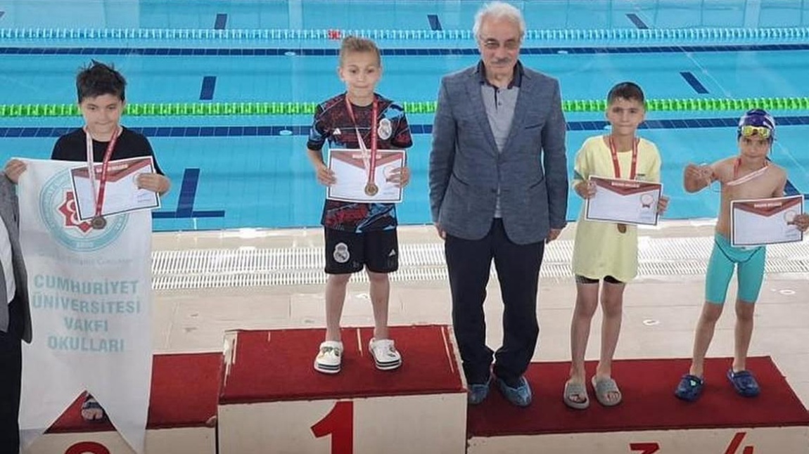 Sivas okullar arası yüzme yarışmasında 3/C sınıfı öğrencimiz Ali ORHAN il üçüncüsü olmuştur. Öğrencimizi tebrik eder, başarılarının devamını dileriz.