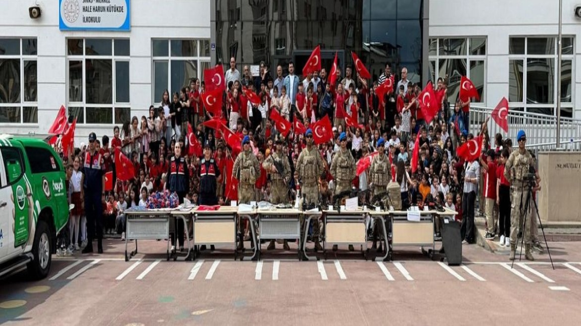 Okulumuzda Sivas İl Jandarma Komutanlığı tarafından meslek tanıtım etkinliği gerçekleştirildi. Bu güzel etkinlik için İl Jandarma Komutanlığı personellerine ve emeği geçenlere teşekkür ederiz.