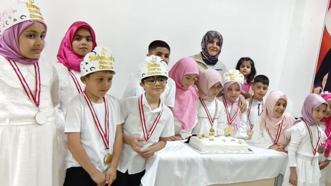 Okulumuzda açılan Kur'an Kursu yıl sonu sunumuyla tamamlandı. Emeklerinden dolayı Cavide İLHAN hocamıza teşekkür ediyoruz.